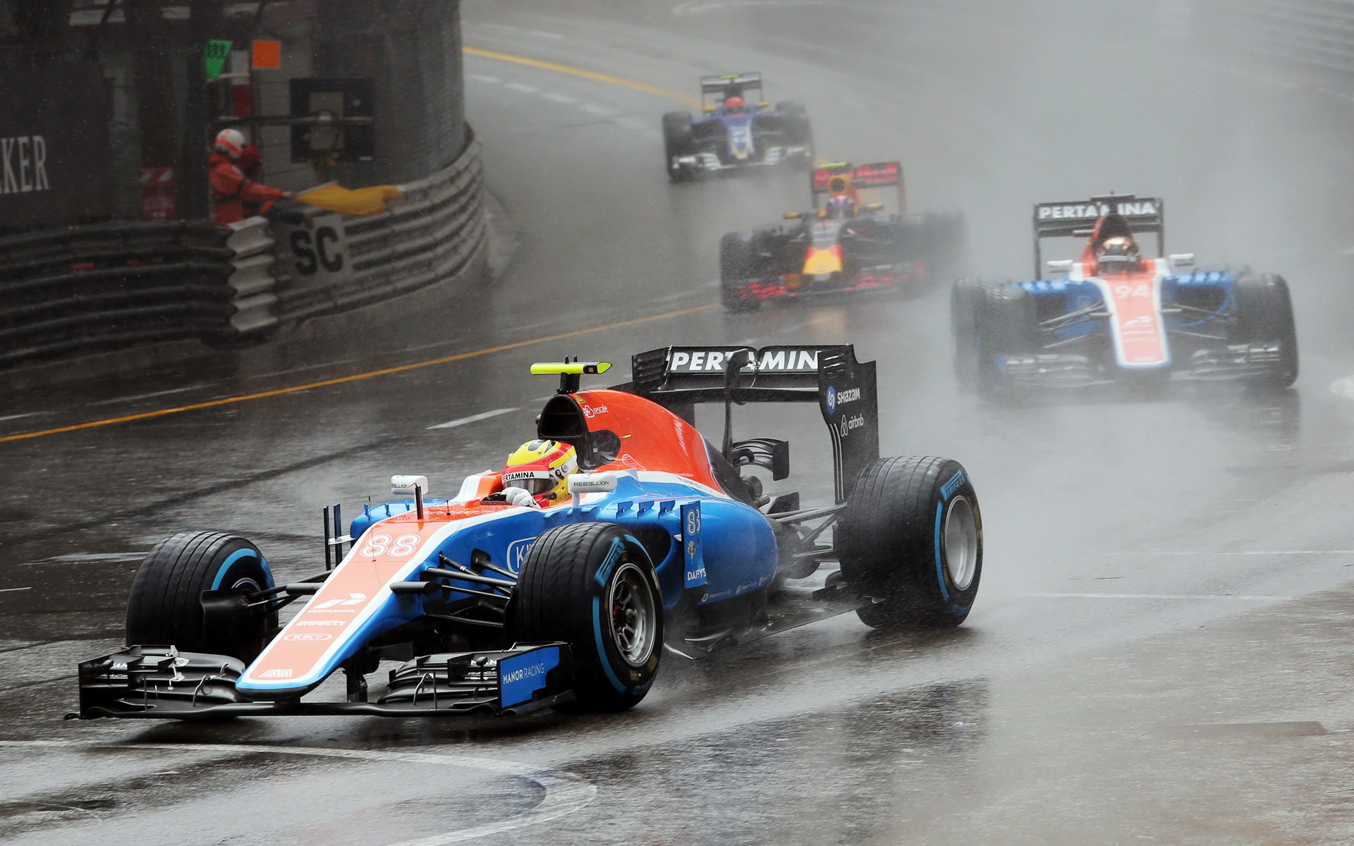 Rio Harjanto a Pascal Wehrlein za deště v závodě v Monaku