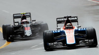 Pascal Wehrlein a Jenson Button v závodě v Monaku
