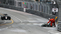 Tratový maršál uklízí trať v závodě v Monaku