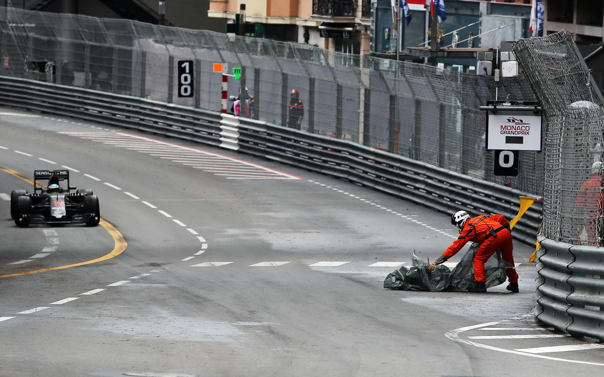 Tratový maršál uklízí trať v závodě v Monaku