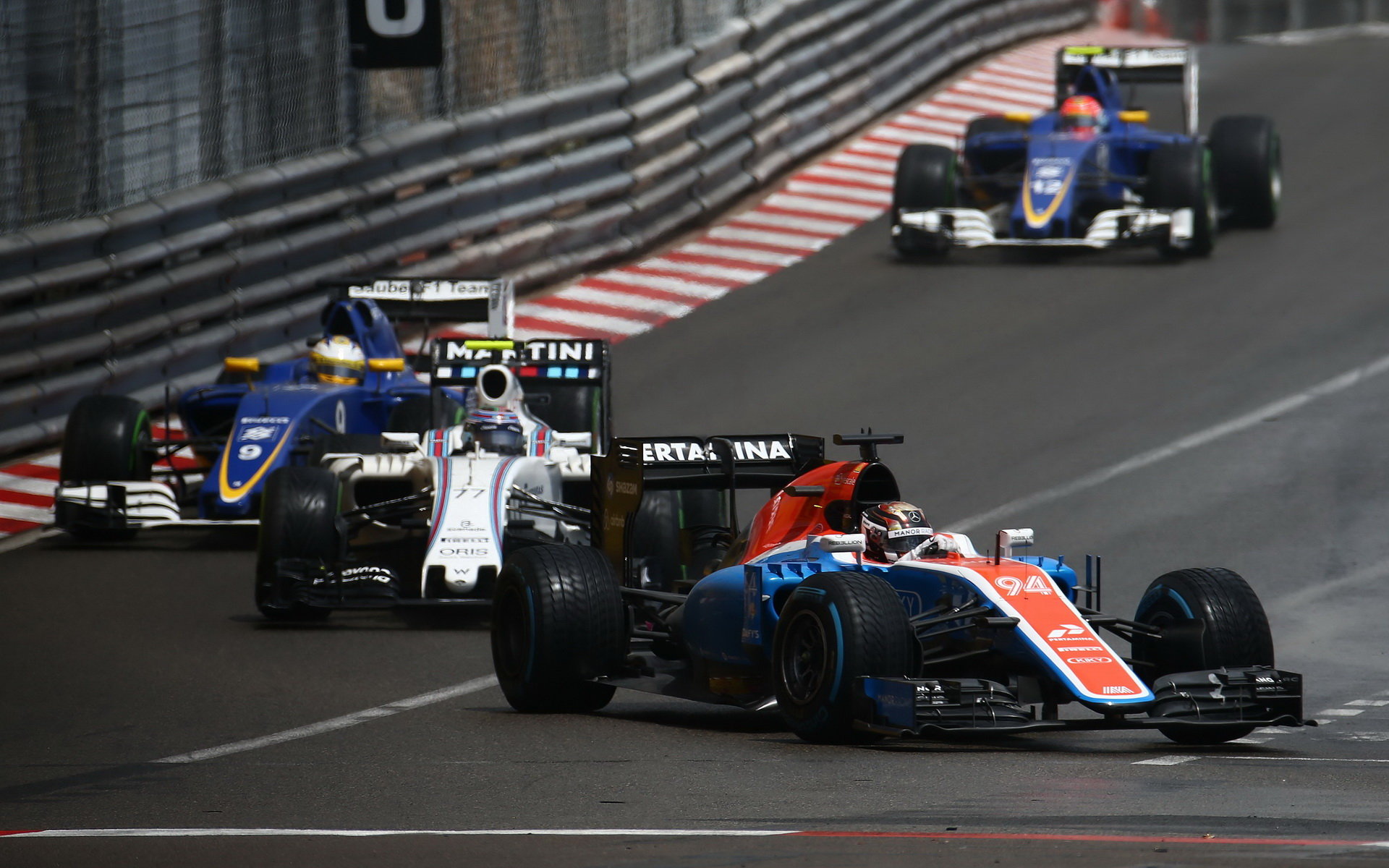 Pascal Wehrlein a Valtteri Bottas před vozy Sauberu v závodě v Monaku