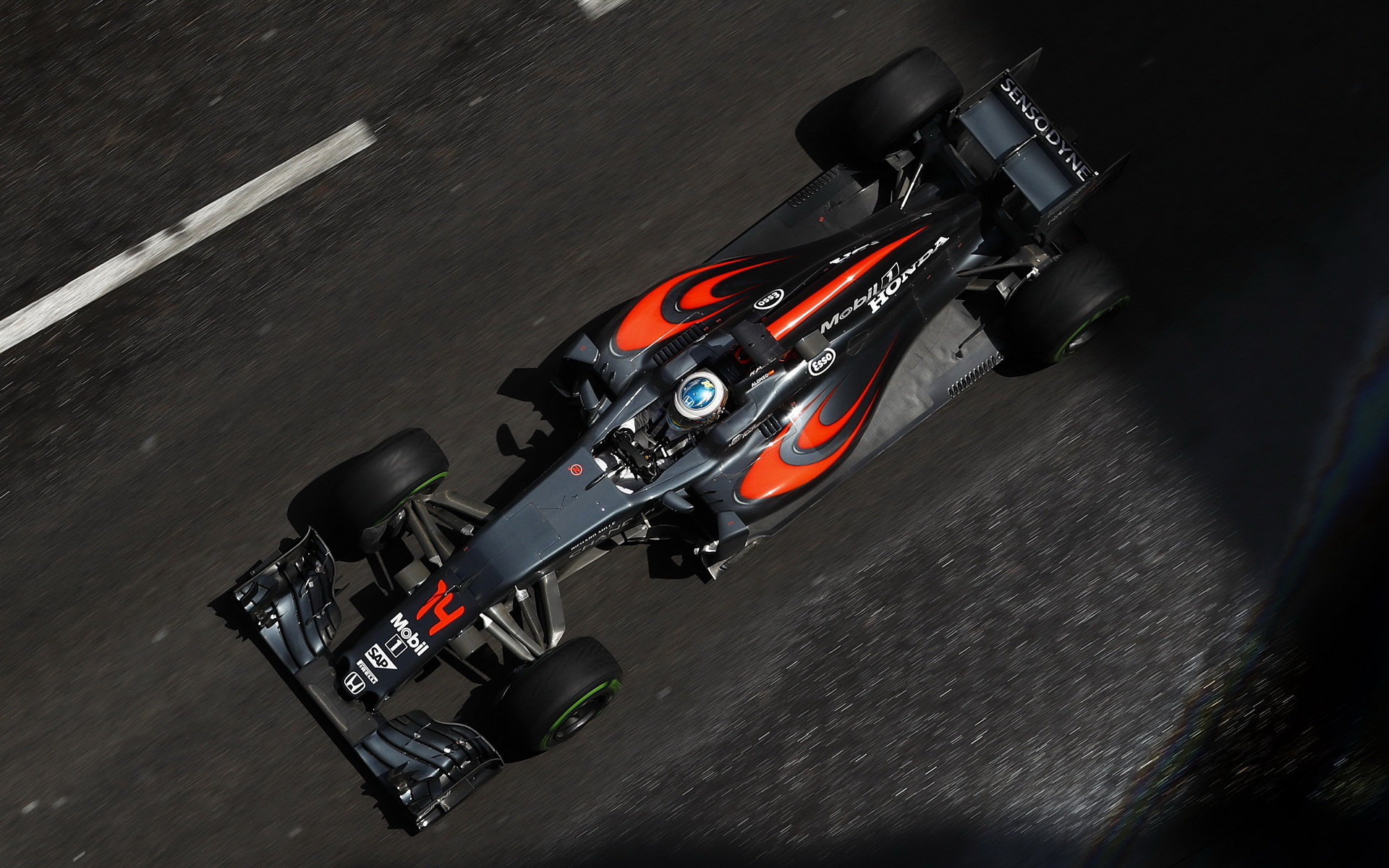 Fernando Alonso v závodě v Monaku