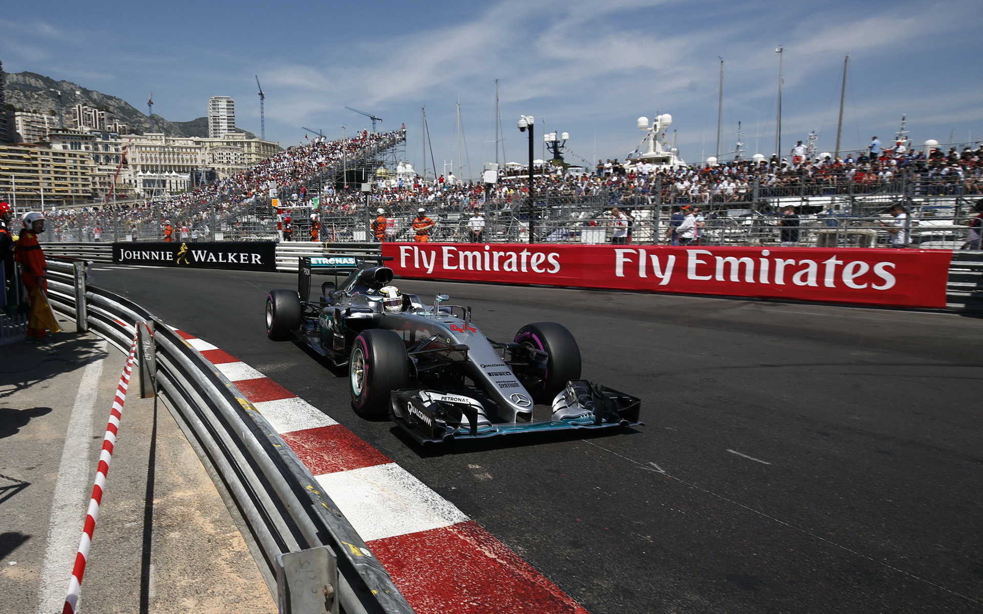 Lewis Hamilton při kvalifikaci v Monaku
