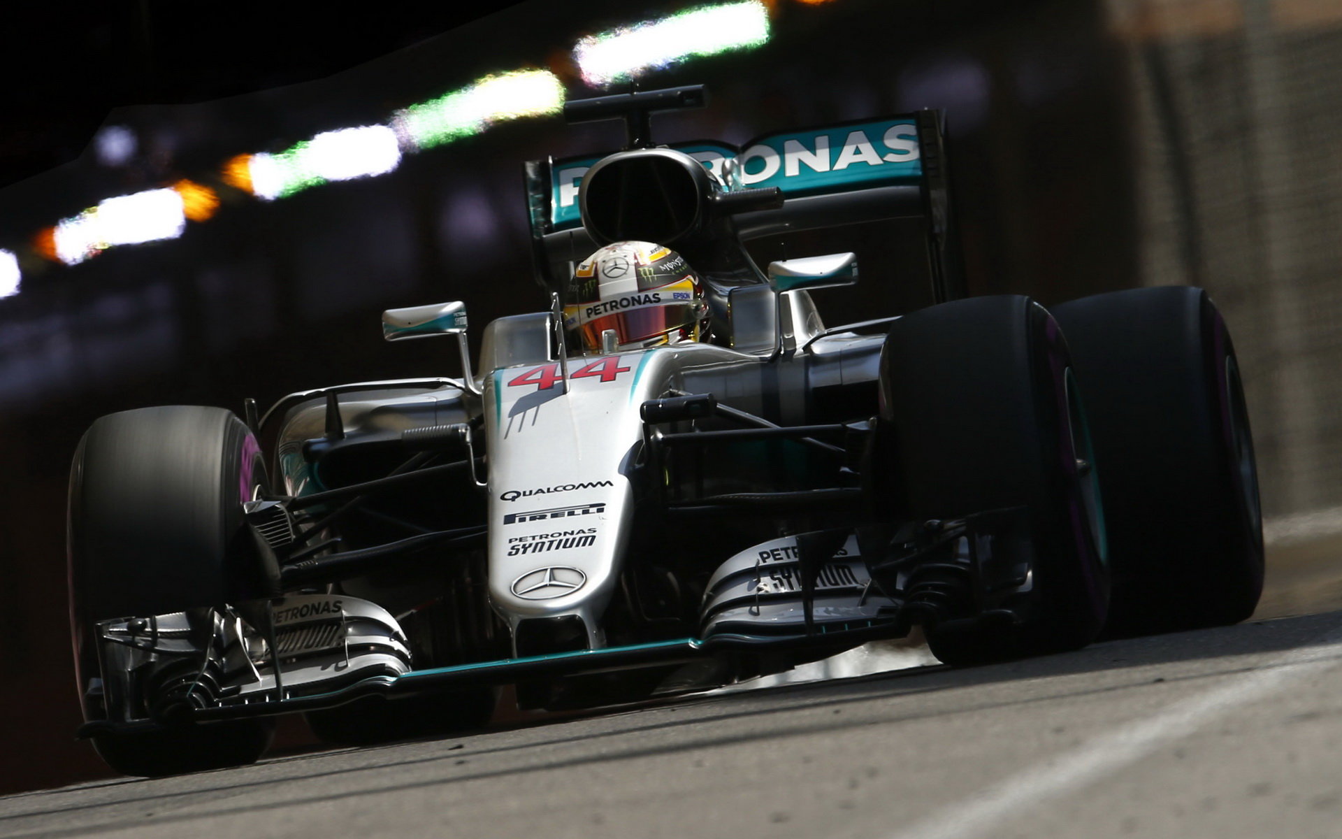 Lewis Hamilton při kvalifikaci v Monaku