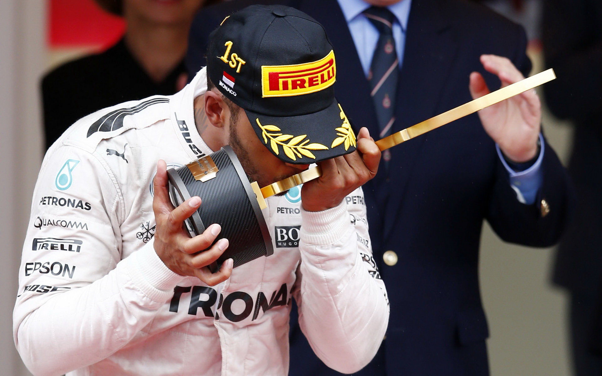 Lewis Hamilton se svou vítěznou trofejí po závodě v Monaku