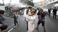 Lewis Hamilton slaví po závodě v Monaku