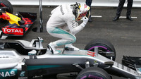 Lewis Hamilton se raduje z vítězství v závodě v Monaku