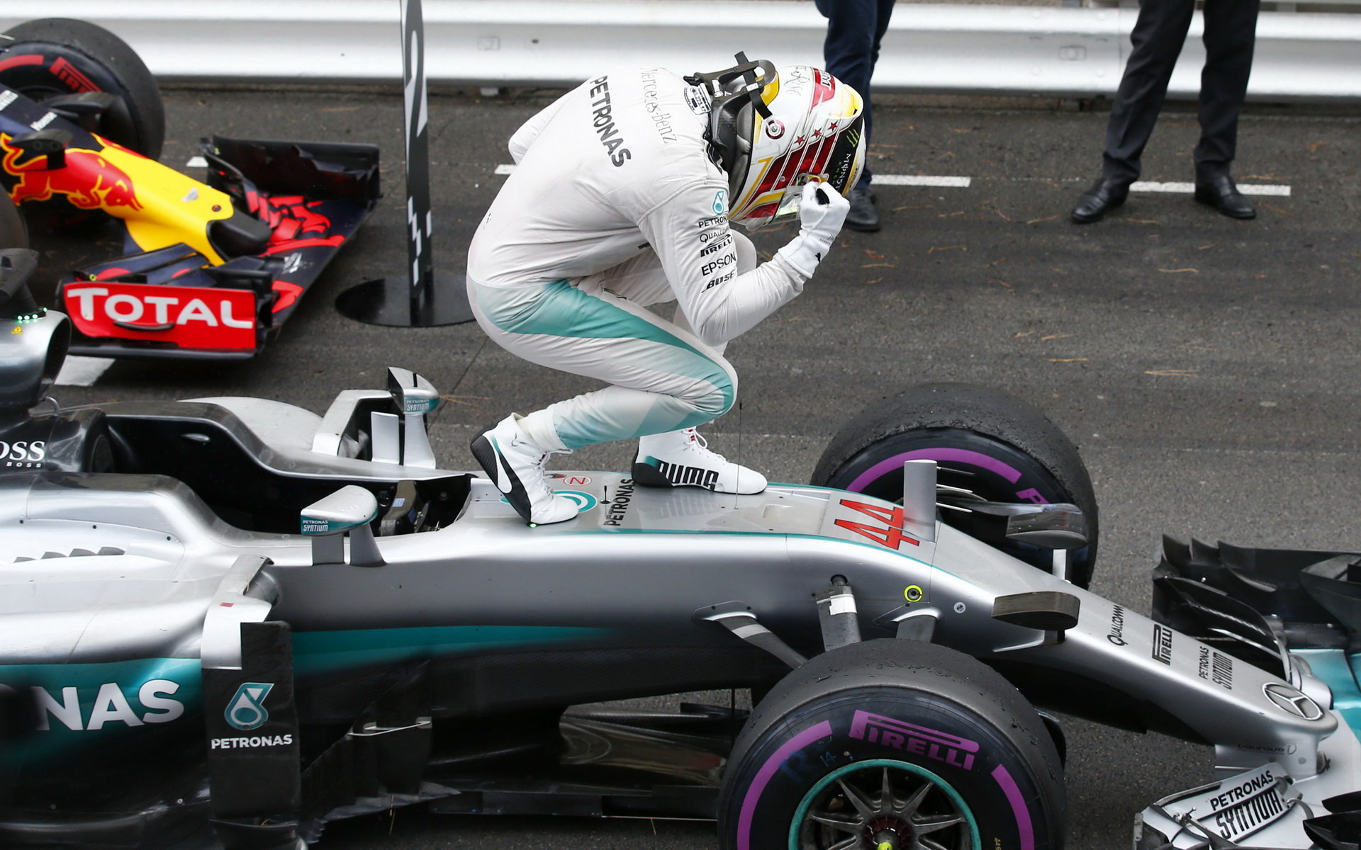 Lewis Hamilton se raduje z vítězství v závodě v Monaku