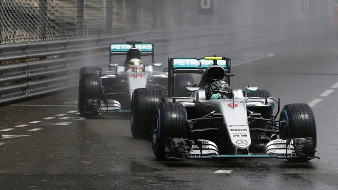 Nico Rosberg a Lewis Hamilton před změnou pozic v Monaku