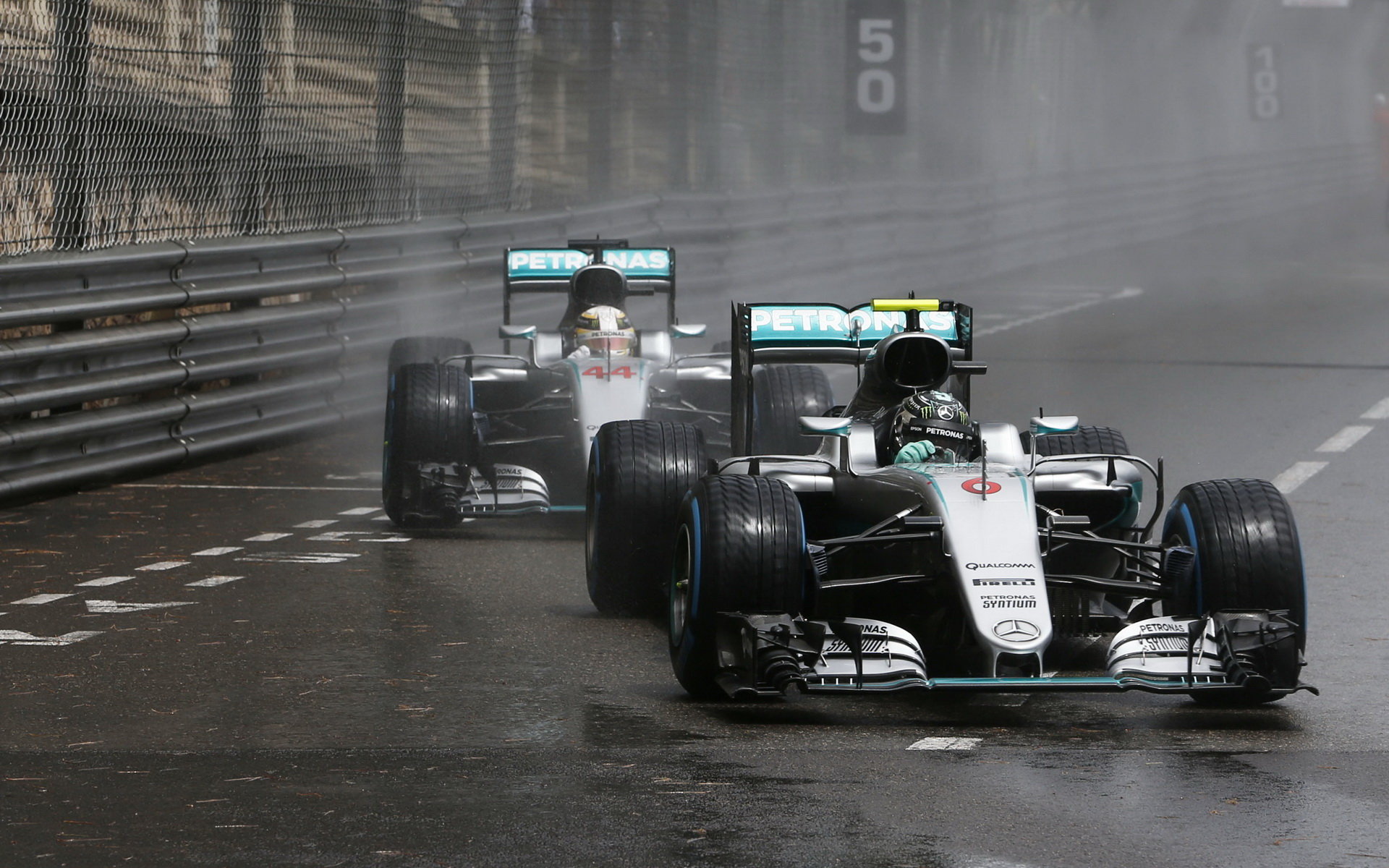 Nico Rosberg a Lewis Hamilton v závodě v Monaku