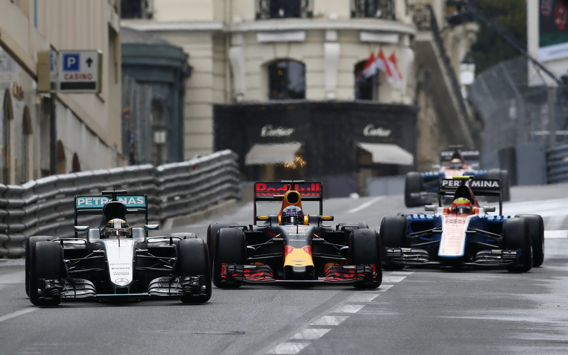 Lewis Hamilton a Daniel Ricciardo v závodě v Monaku
