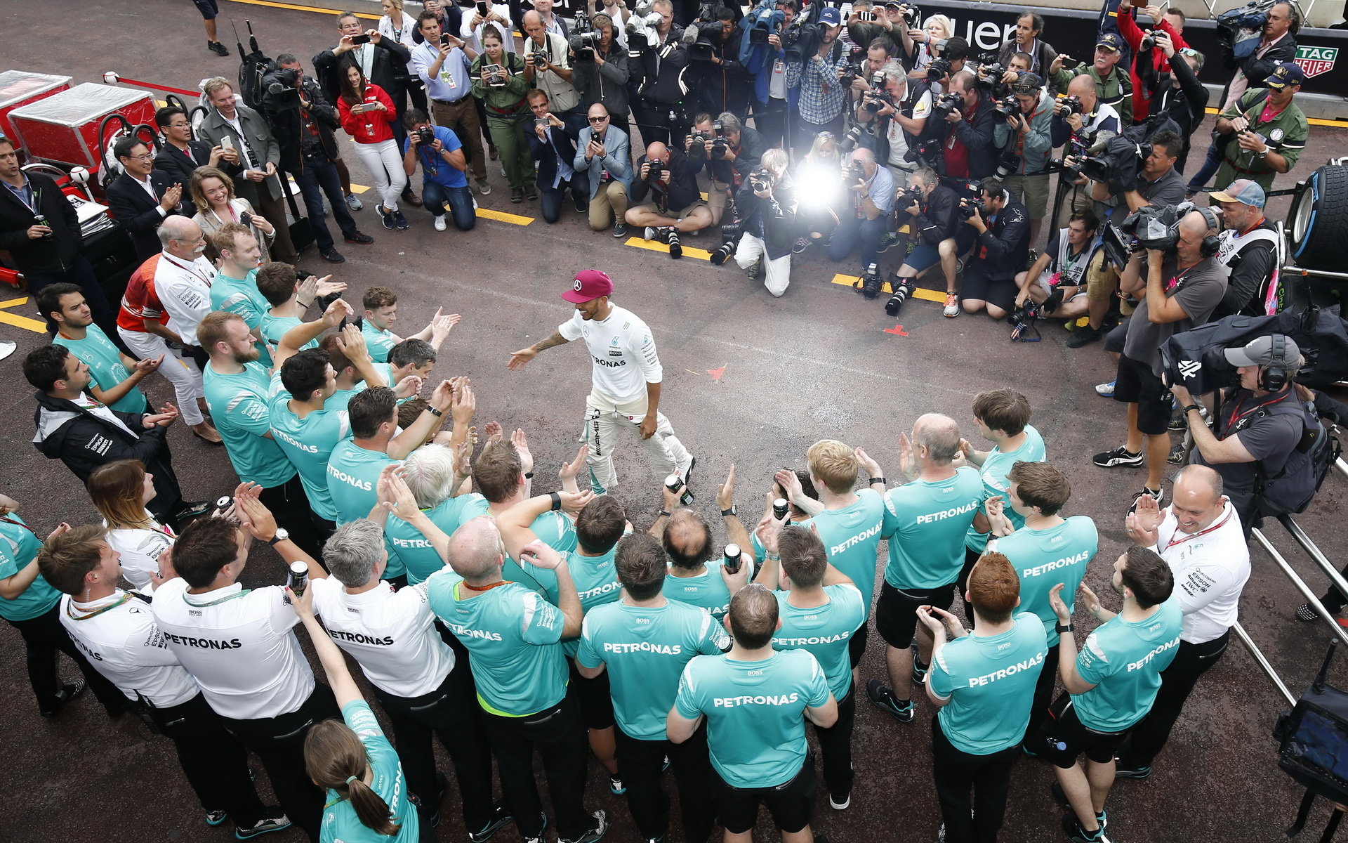 Lewis Hamilton slaví se svým týmem vítězství v Monaku