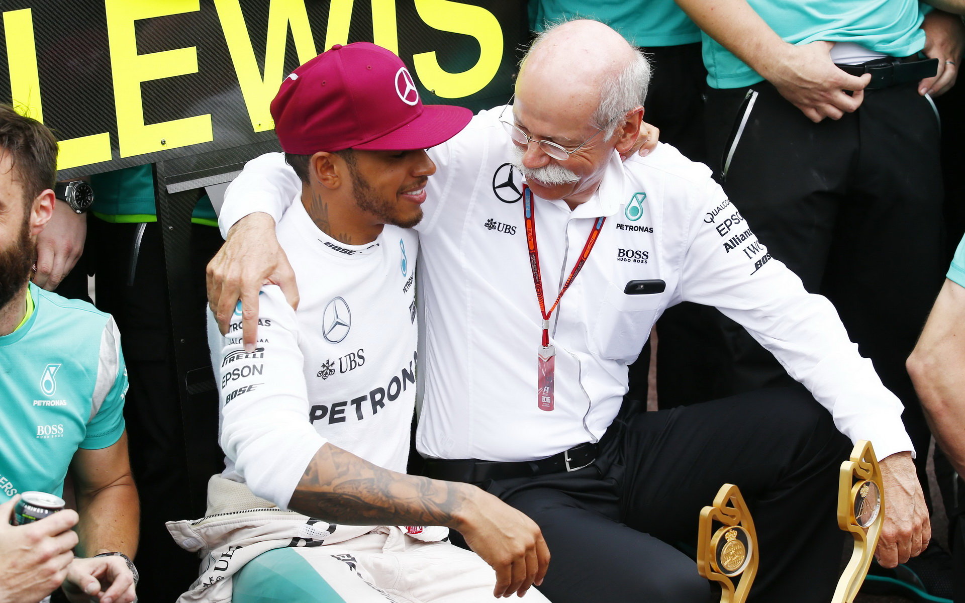 Šťastný Lewis Hamilton s šéfem Daimleru Dieterem Zetschem