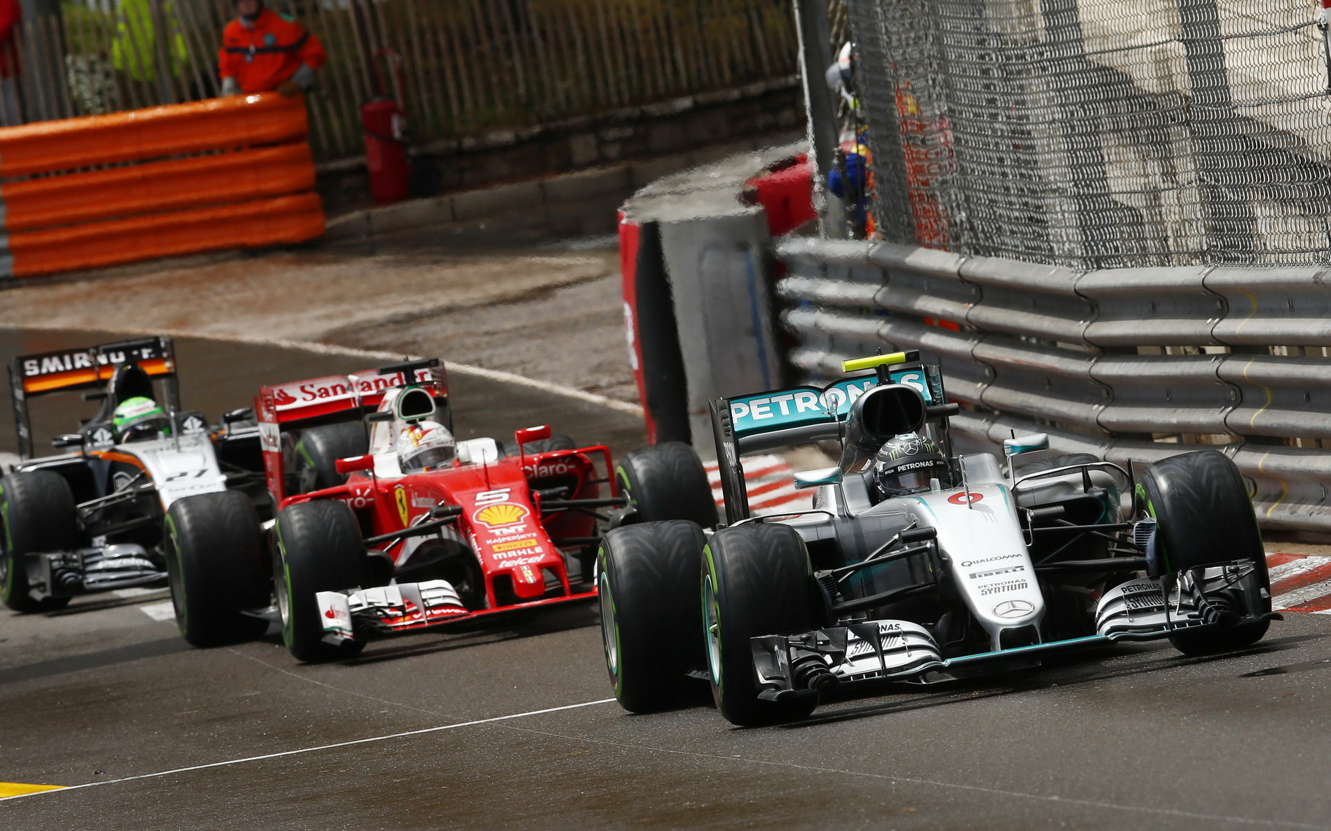 Nico Rosberg a Sebastian Vettel v závodě v Monaku