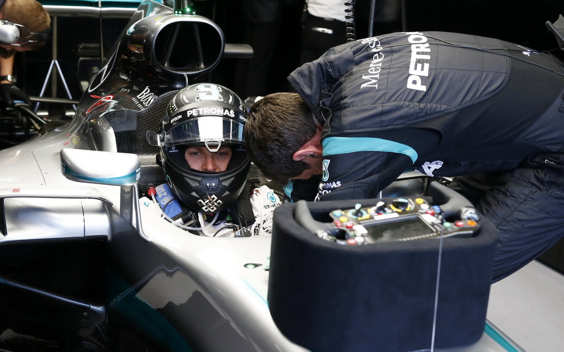 Gentleman Rosberg svého týmového kolegu Hamiltona pustil před sebe