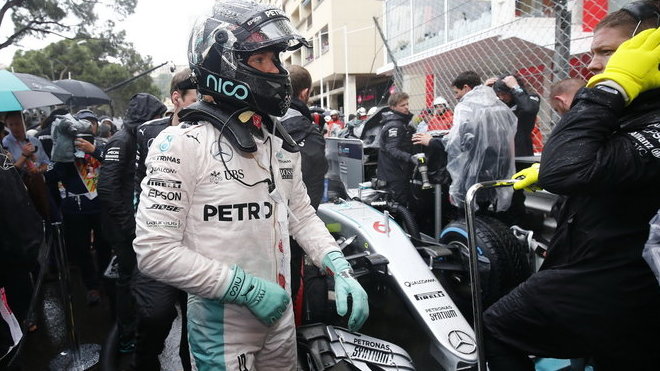 Nico Rosberg v Monaku poprvé po osmi závodech projel pod cílovou vlajkou mimo stupně vítězů
