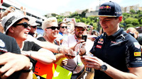 Max Verstappen při autogramiádě v Monaku