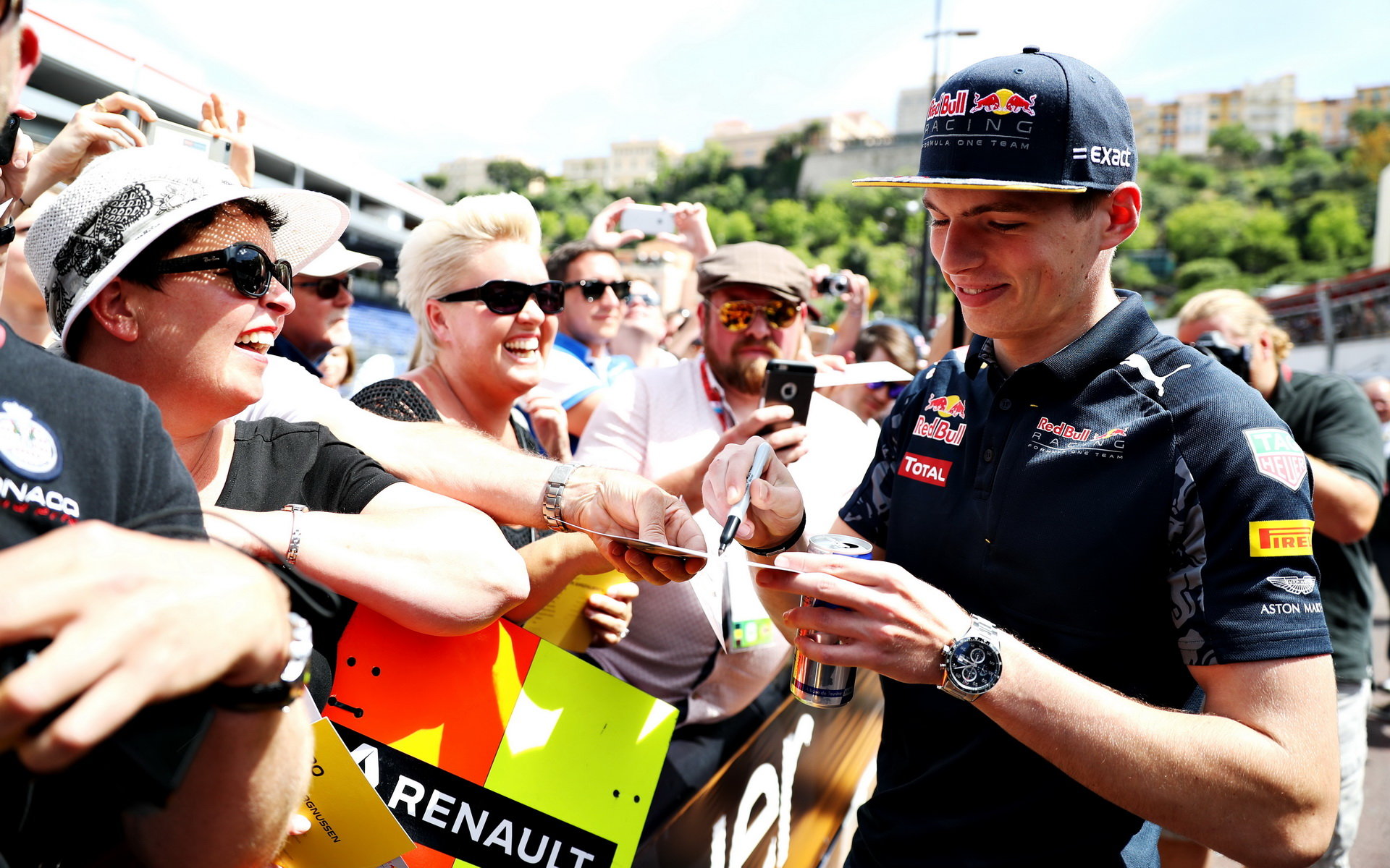 Max Verstappen při autogramiádě v Monaku