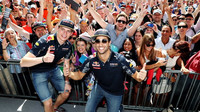 Max Verstappen a Daniel Ricciardo při autogramiádě v Monaku