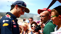 Daniel Ricciardo při autogramiádě v Monaku