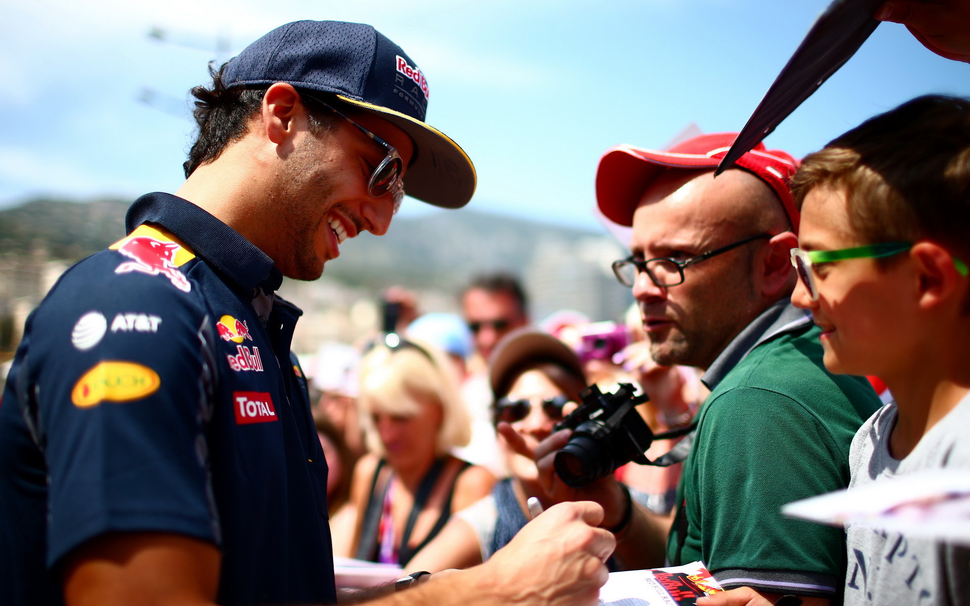 Daniel Ricciardo při autogramiádě v Monaku