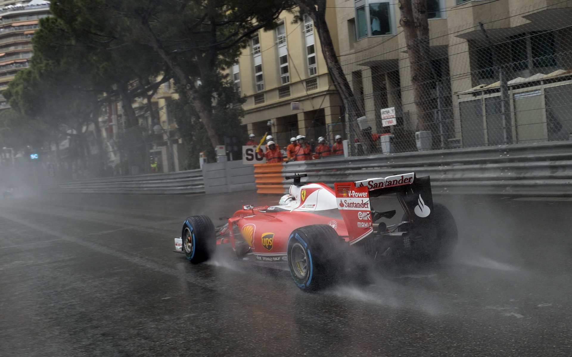 Sebastian Vettel za deště v závodě v Monaku