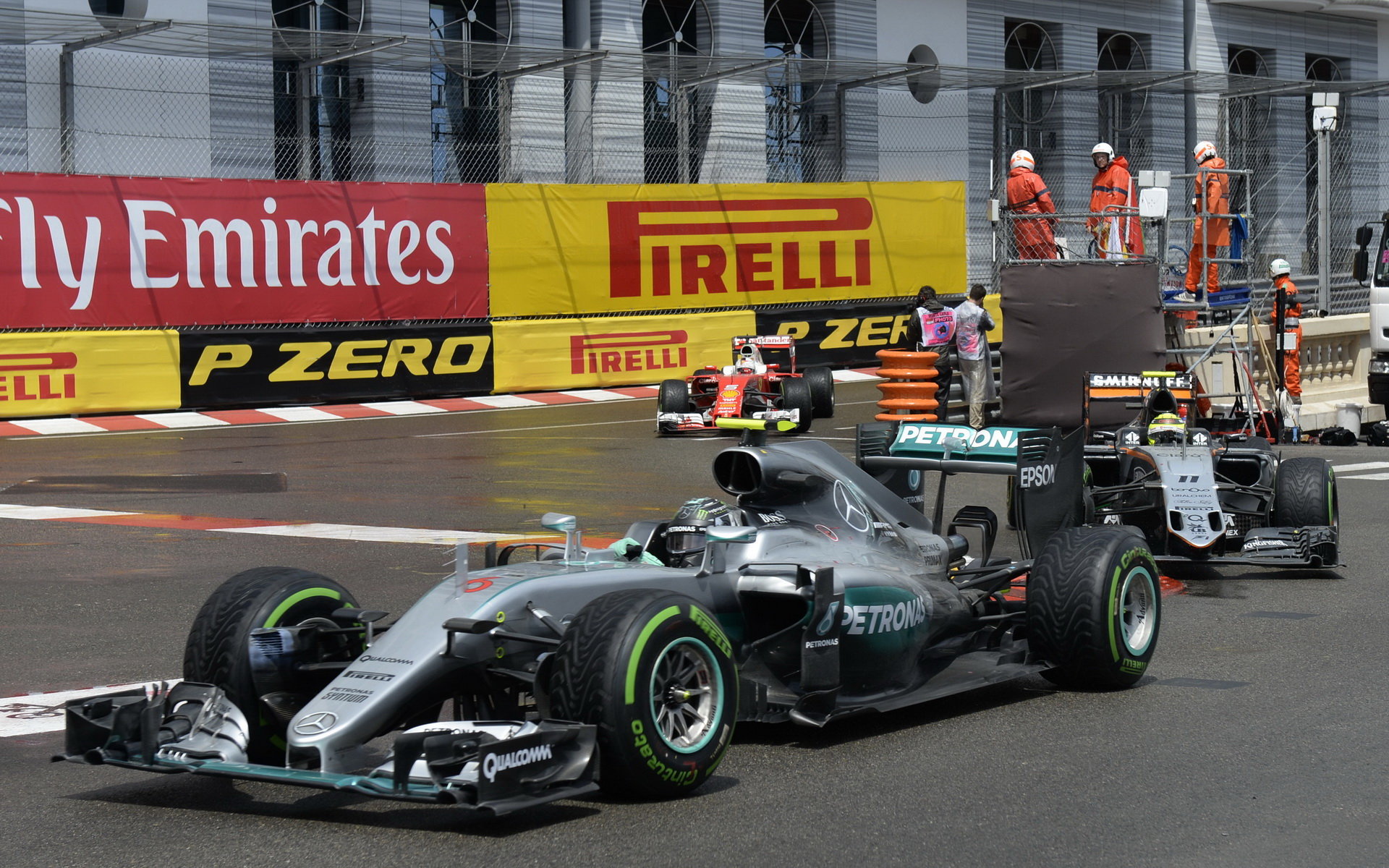 Nico Rosberg a Sergio Pérez v závodě v Monaku