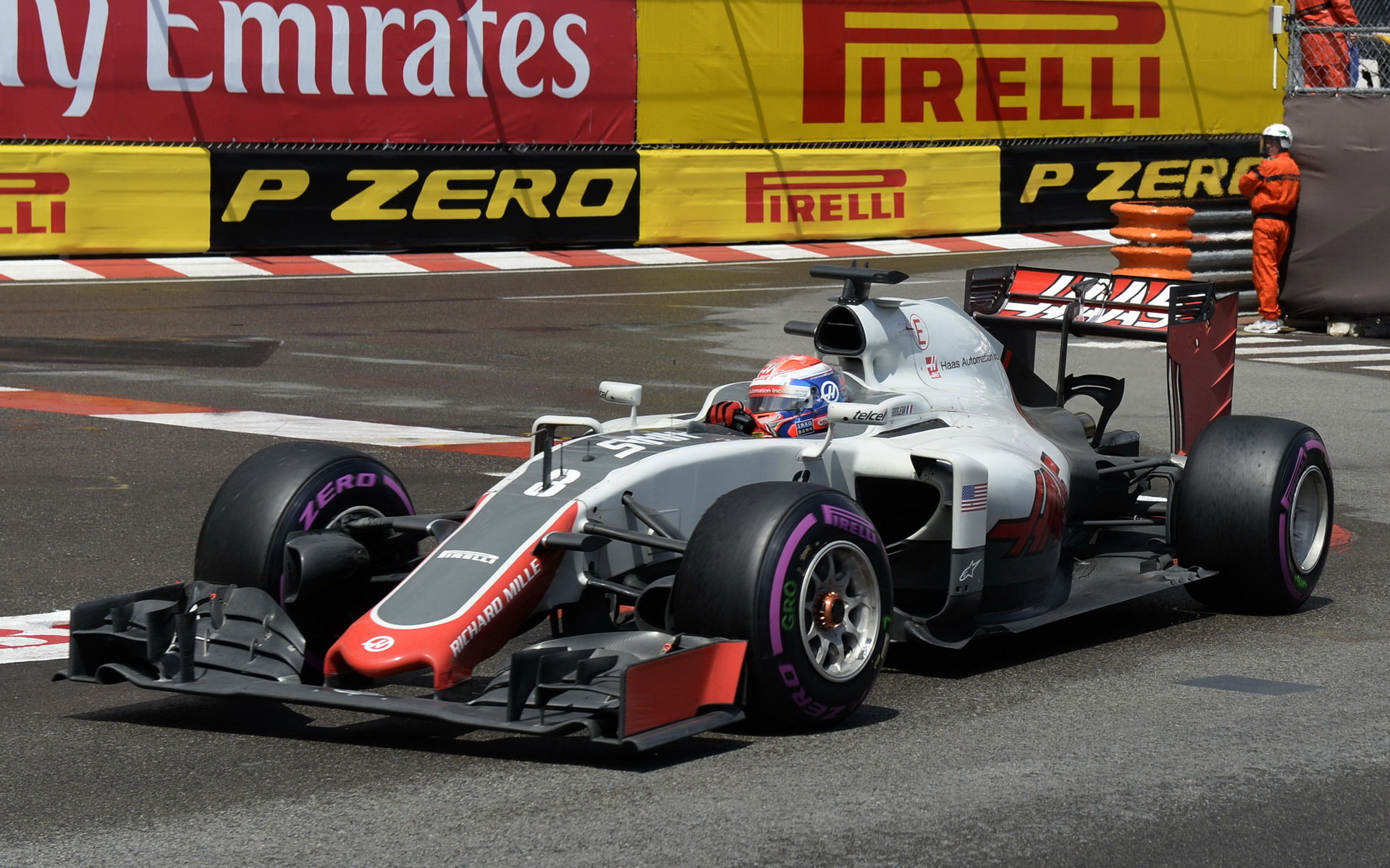 Romain Grosjean v závodě v Monaku