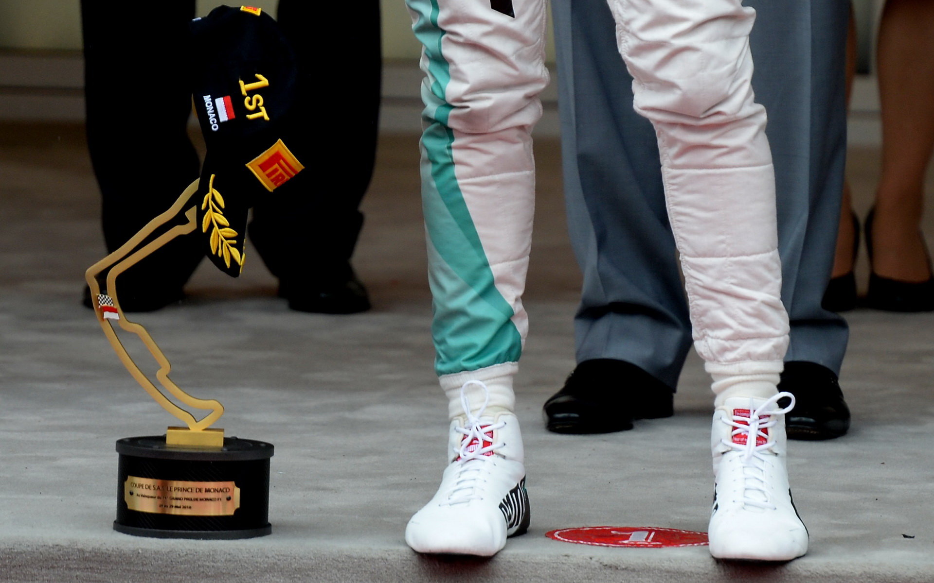 Trofej vítěze - Lewise Hamiltona v Monaku