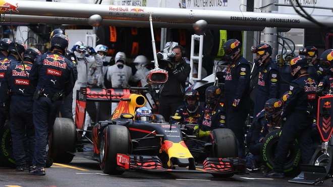 Daniel Ricciardo při zastávce v boxech