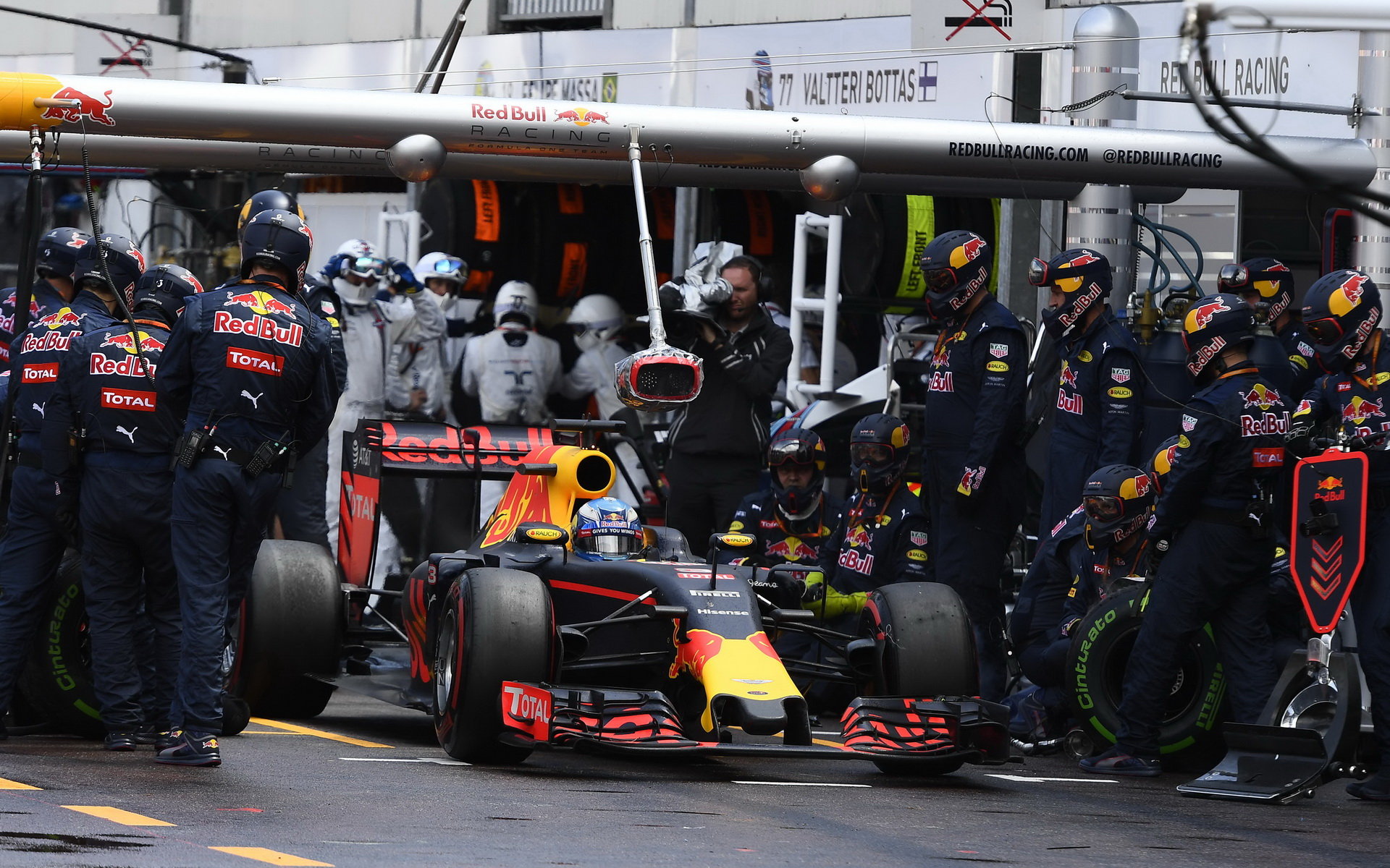 Daniel Ricciardo po nezdařil zastávce v boxech v závodě v Monaku