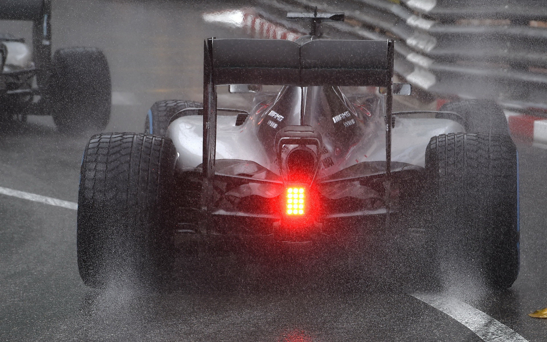 Lewis Hamilton za deště v závodě v Monaku