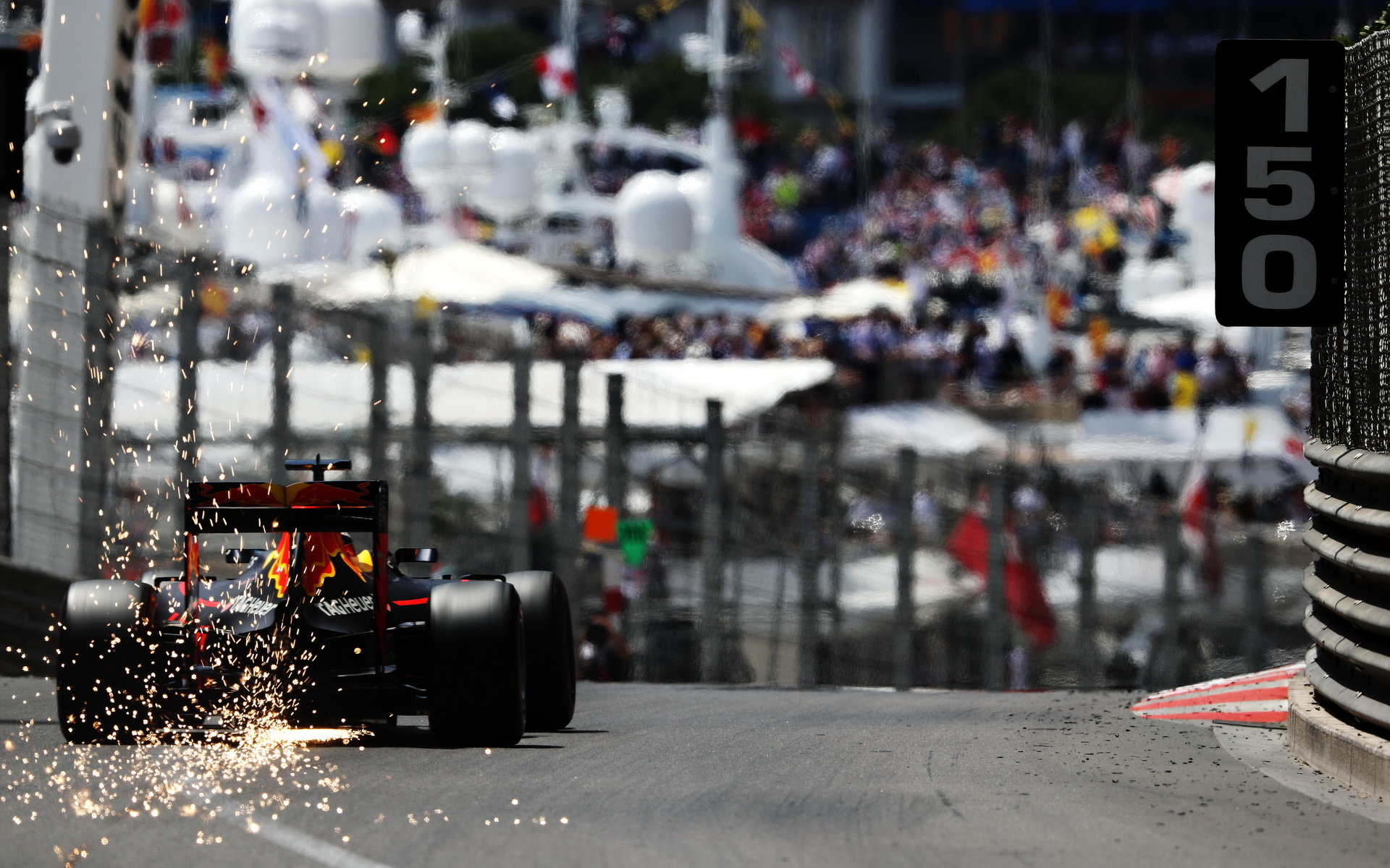 Daniel Ricciardo jiskří při kvalifikaci v Monaku