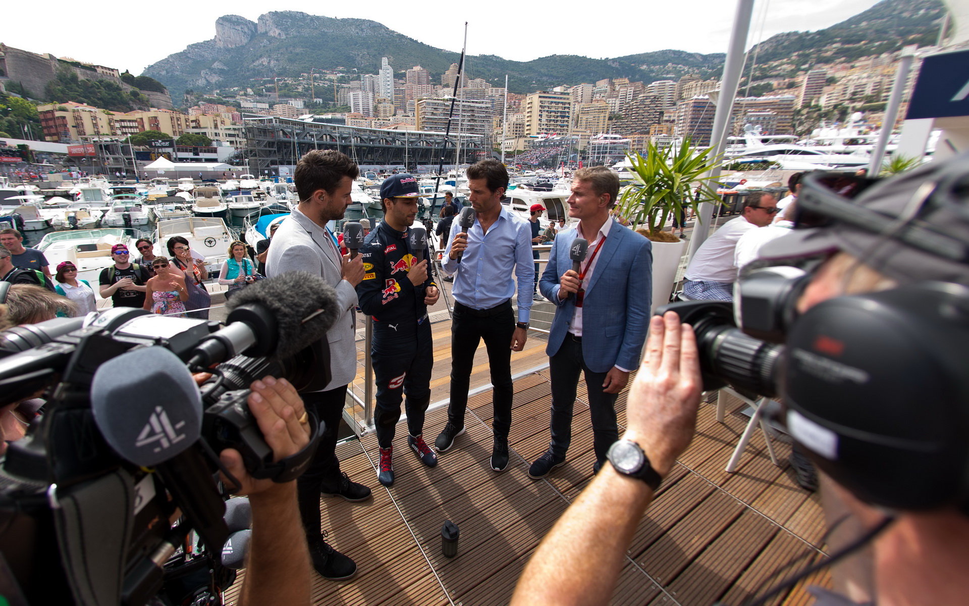 Daniel Ricciardo při rozhovoru s Markem Webbrem a Davidem Coulthardem v Monaku