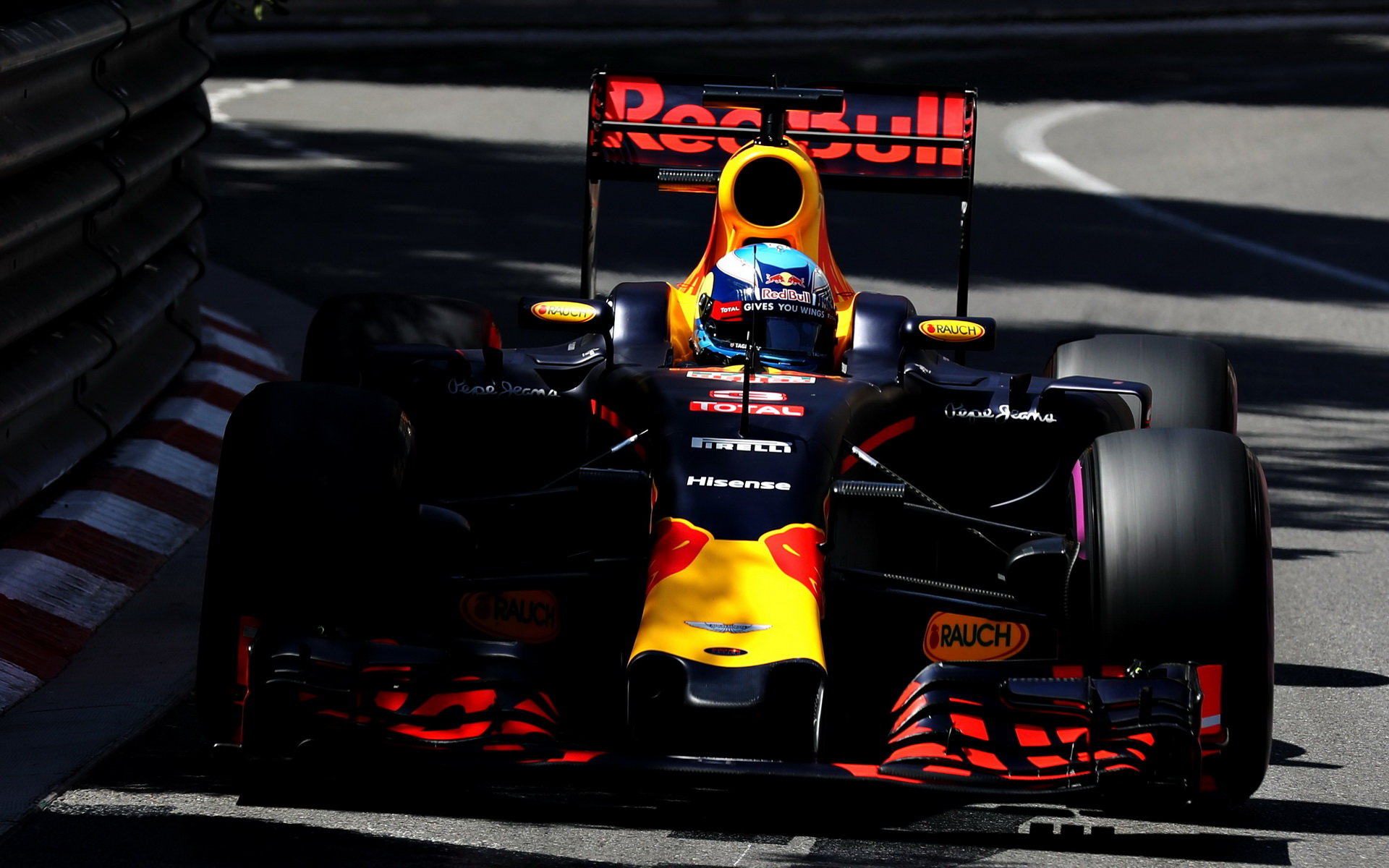 Daniel Ricciardo při kvalifikaci v Monaku