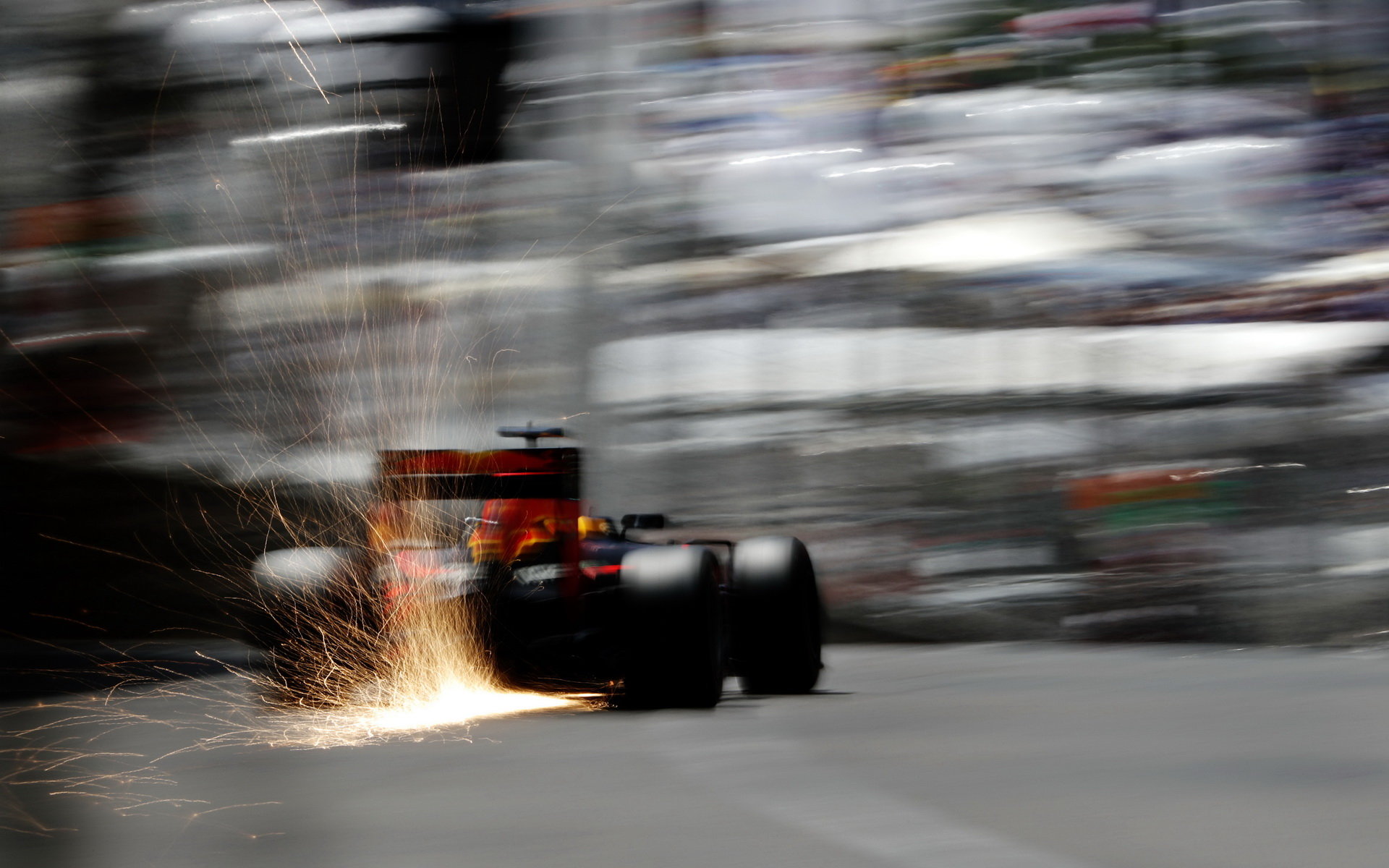 Daniel Ricciardo jiškří při kvalifikaci v Monaku