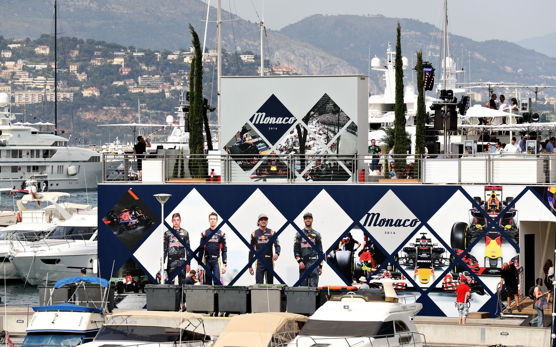 Motorhome týmu Red Bull a Toro Rosso v Monaku