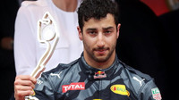 Daniel Ricciardo se svou trofejí po závodě v Monaku