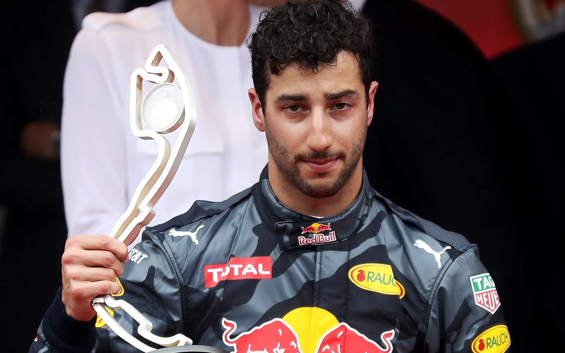 Daniel Ricciardo se svou trofejí po závodě v Monaku