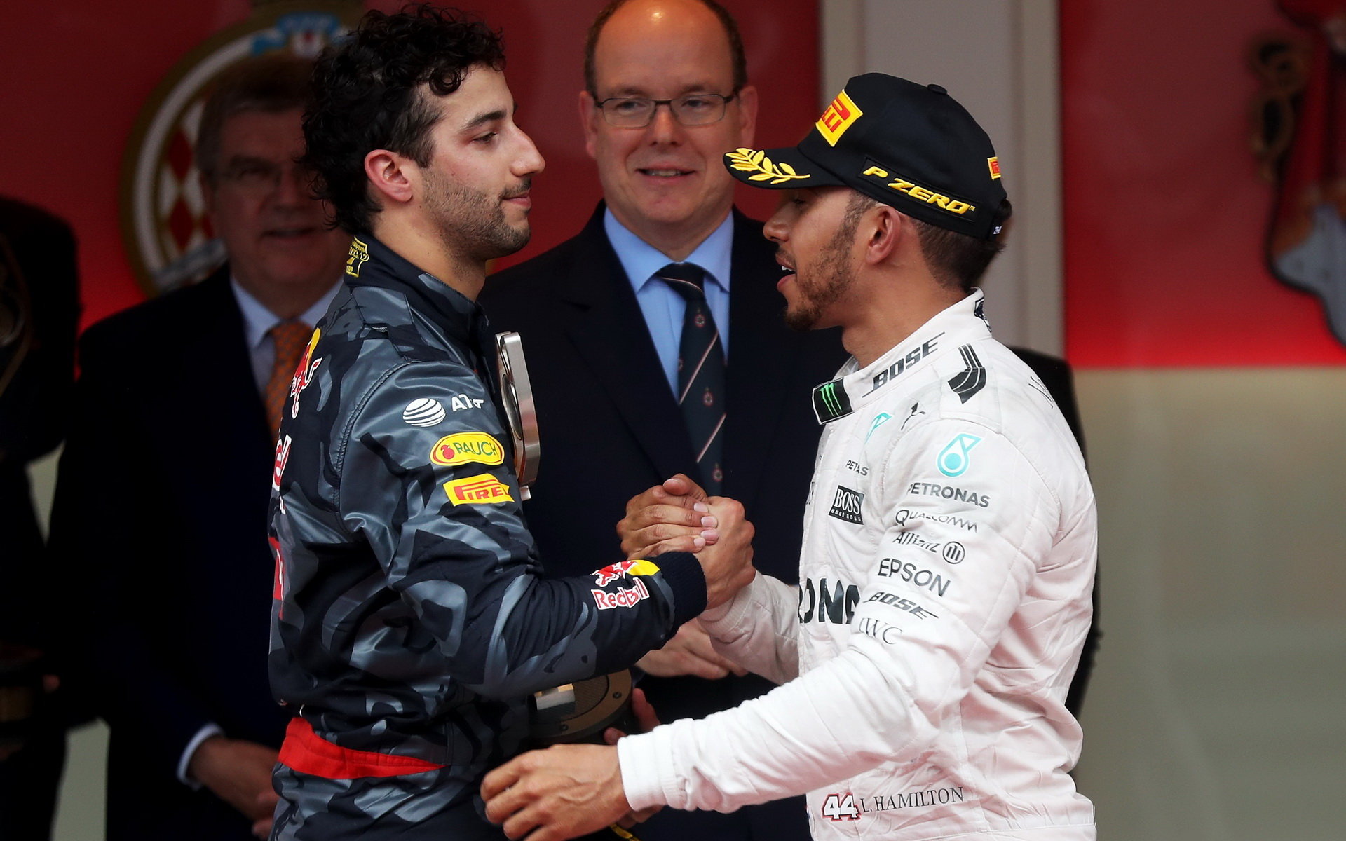 Zklamaný Ricciardo gratuluje vítěznému Hamiltonovi