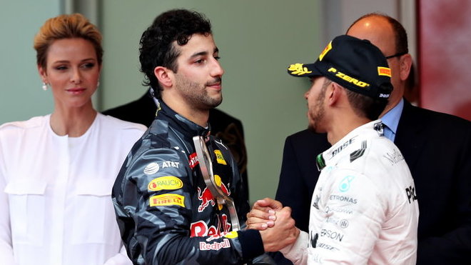 Tahle gratulace asi nebyla vůbec lehká (Ricciardo a Hamilton)