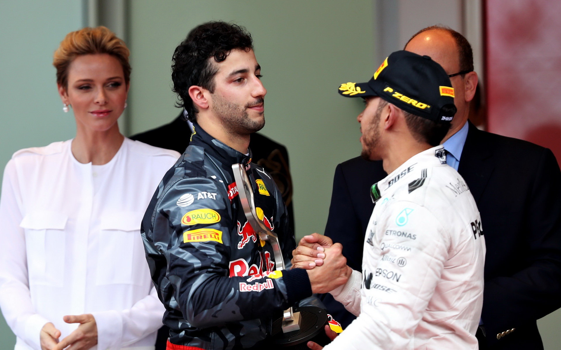 Tahle gratulace asi nebyla vůbec lehká (Ricciardo a Hamilton)