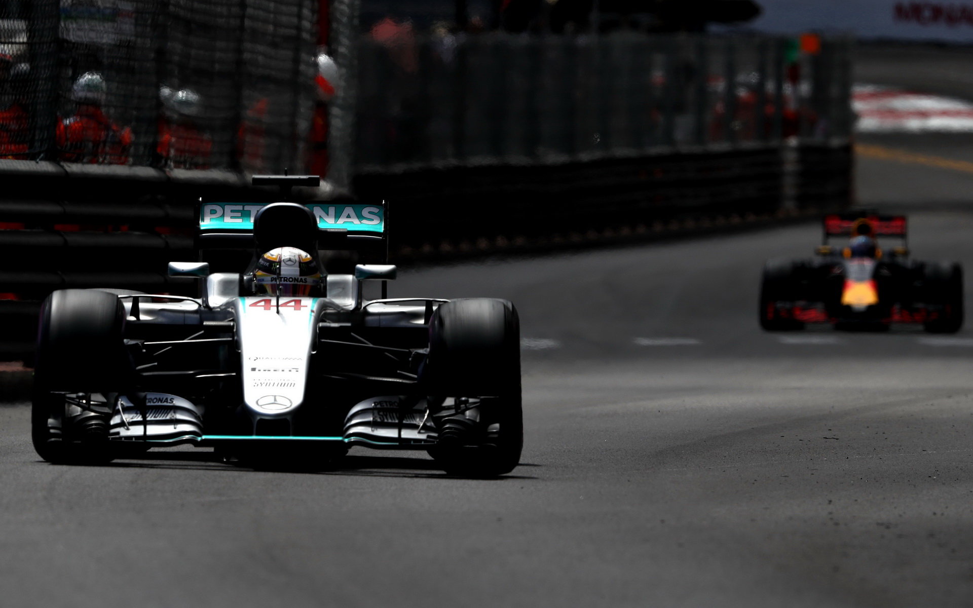 Lewis Hamilton před Danielem Ricciardem v závodě v Monaku