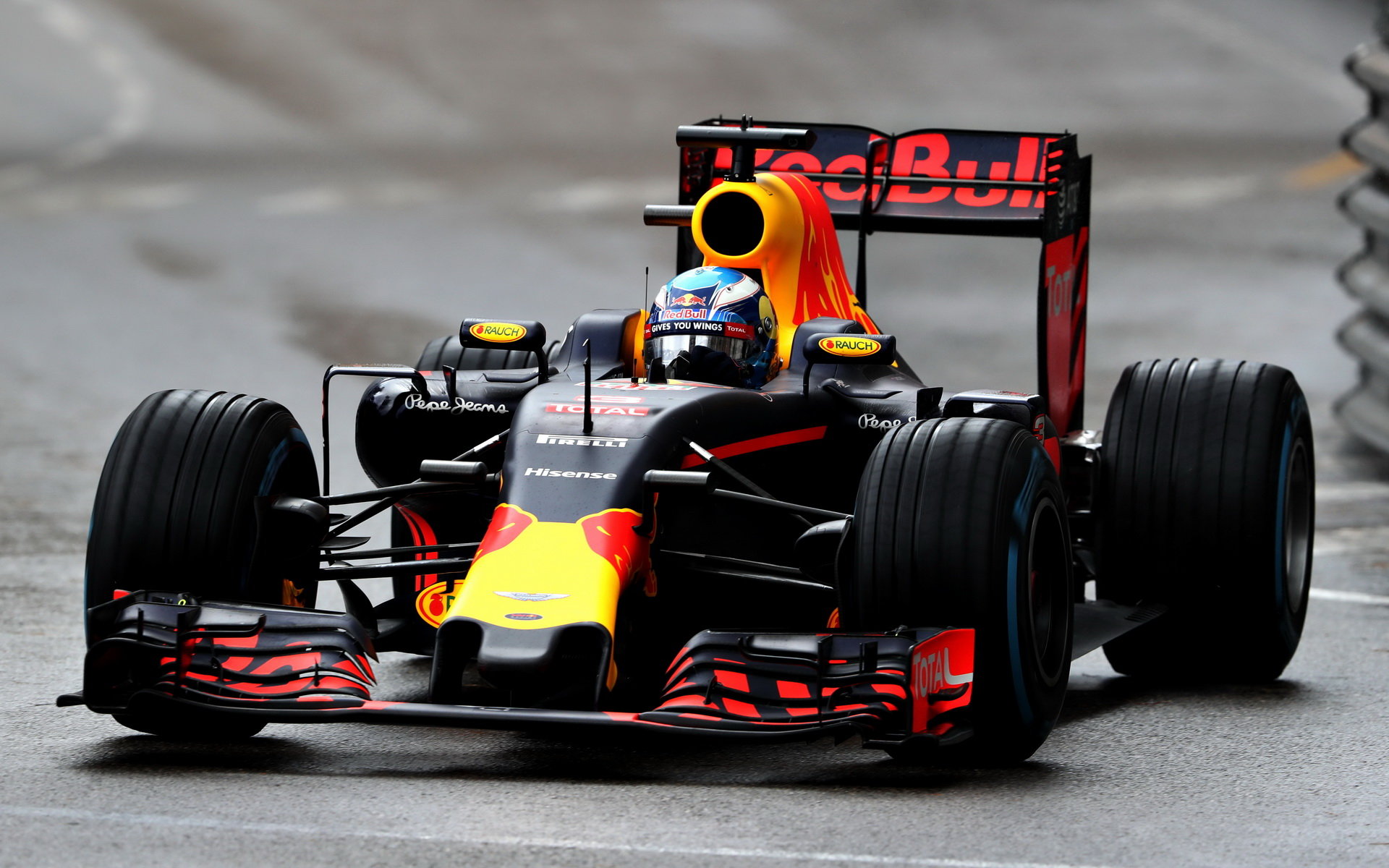 Daniel Ricciardo v závodě v Monaku