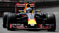 Daniel Ricciardo v závodě v Monaku