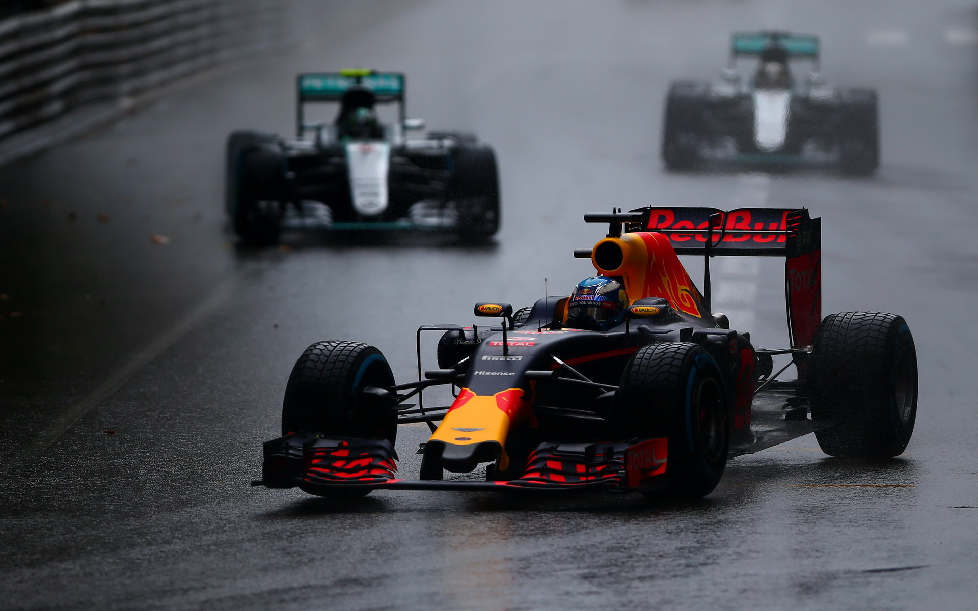 Daniel Ricciardo před vozy Mercedesu v závodě v Monaku
