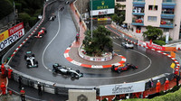 Start závodu za safety carem v Monaku