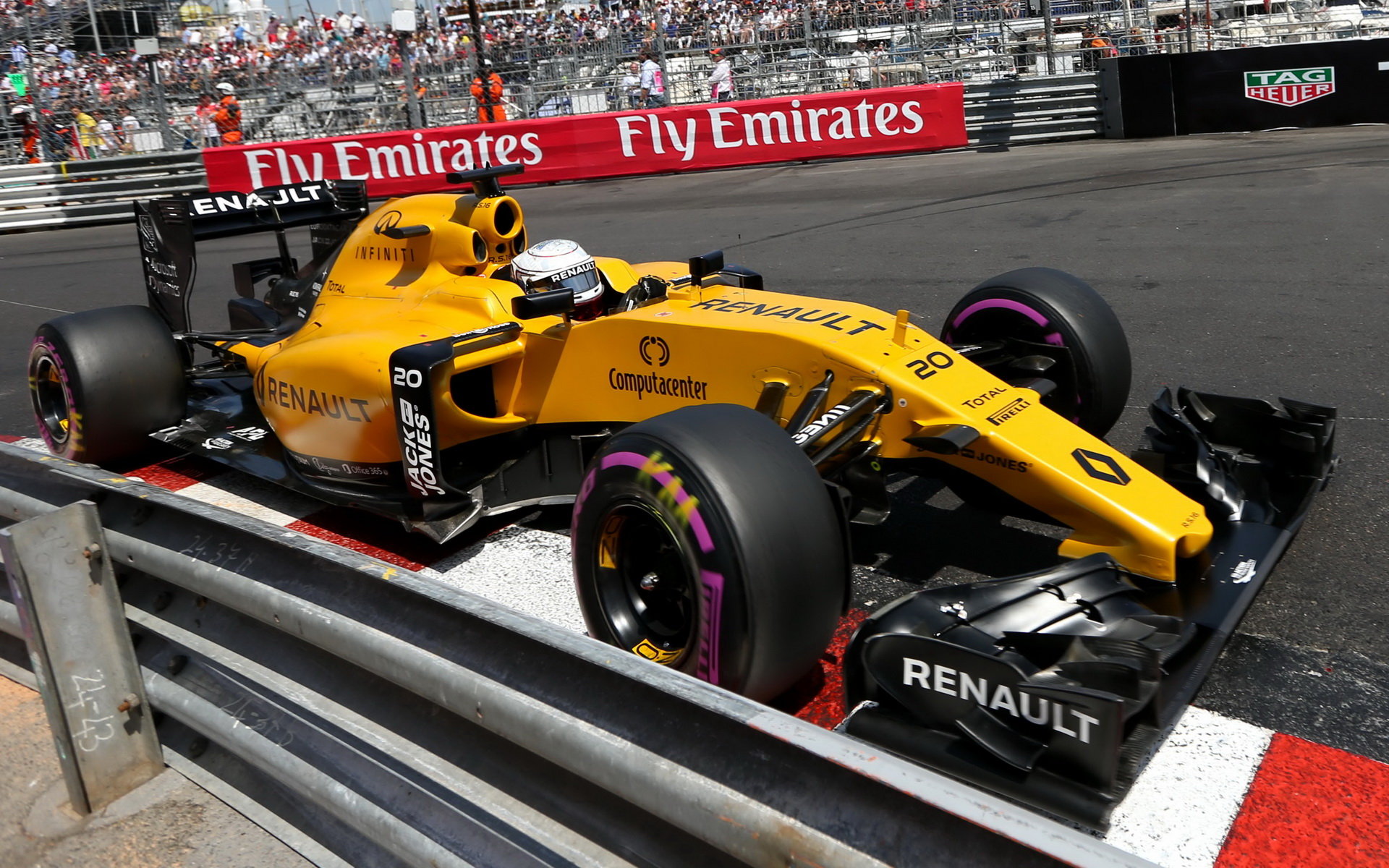 Renault má problémy při průjezdu přes obrubníky, zatím si s nimi nedokáže poradit