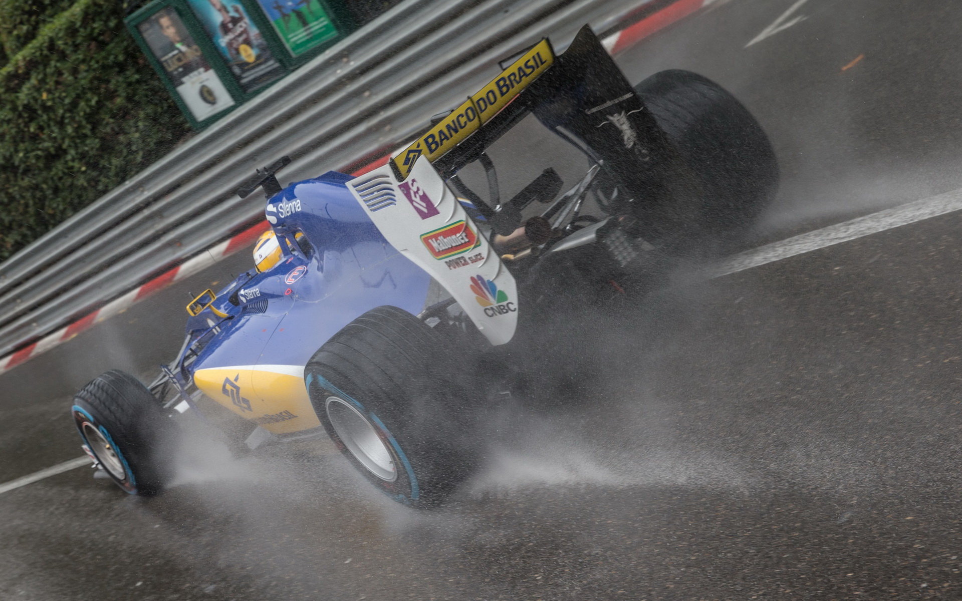 Marcus Ericsson za deště v závodě v Monaku
