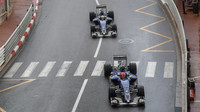 Felipe Nasr a Marcus Ericsson v závodě v Monaku